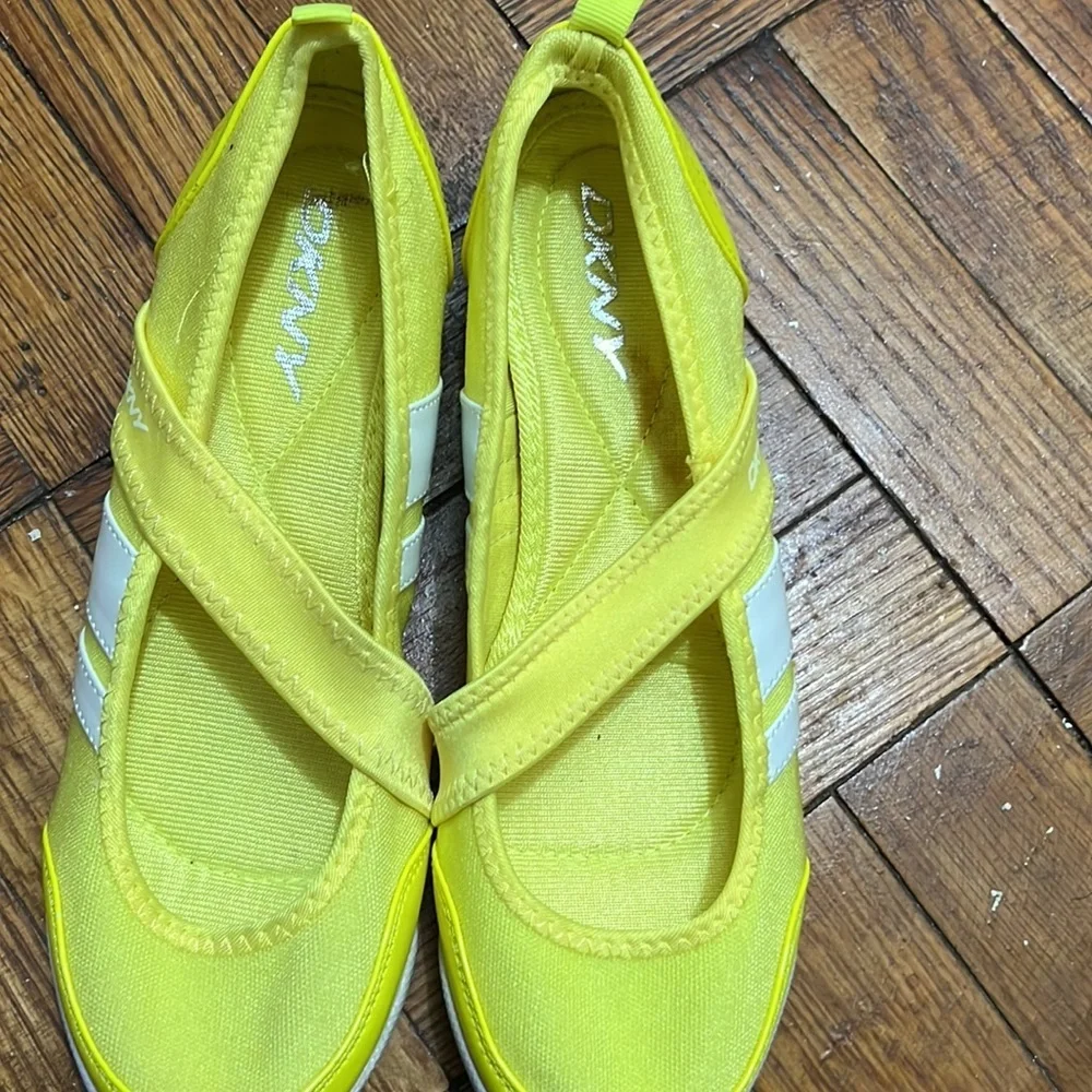 NWOB DKNY yellow shoes size: 8 - Picture 4 of 6